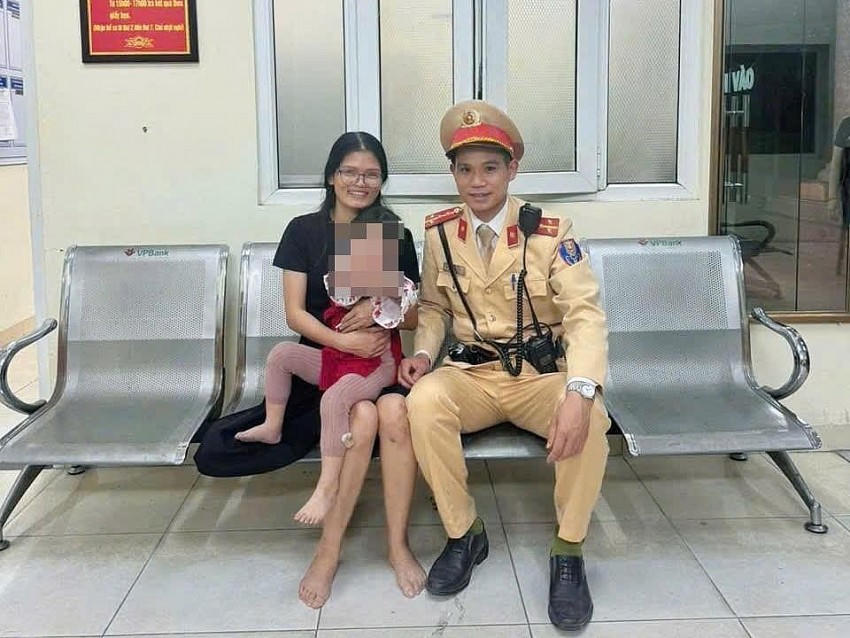 Cháu K.V bị lạc được gia đình vui mừng đón tại cơ quan Công an.