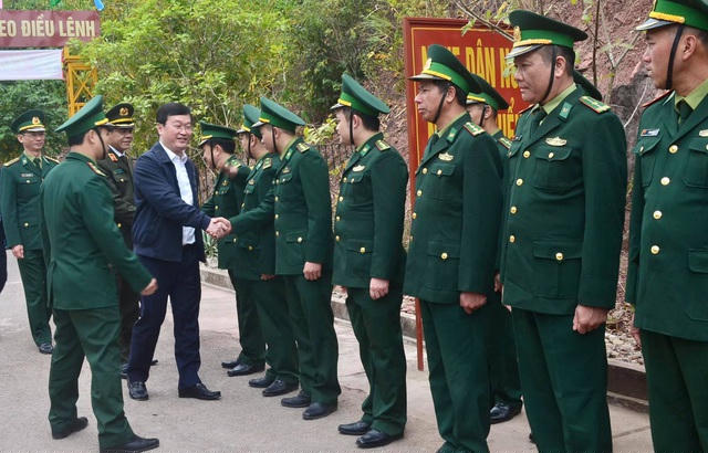 Chủ tịch UBND tỉnh Nghệ An Nguyễn Đức Trung chúc Tết cán bộ, chiến sỹ làm nhiệm vụ tại Đồn BP Mỹ Lý.