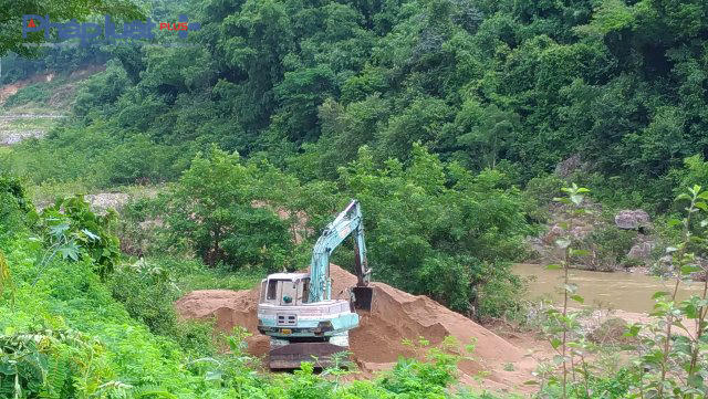 Địa điểm khai thác cát trái phép của hộ gia đình Nguyễn Thị Nghĩa ngay tại thị trấn huyện Quan Sơn. (Ảnh: Anh Thắng)