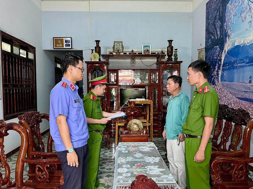 Cơ quan chức năng tống đạt các quyết định tố tụng đối với ông Đoàn Xuân Bình. Ảnh: GDTĐ