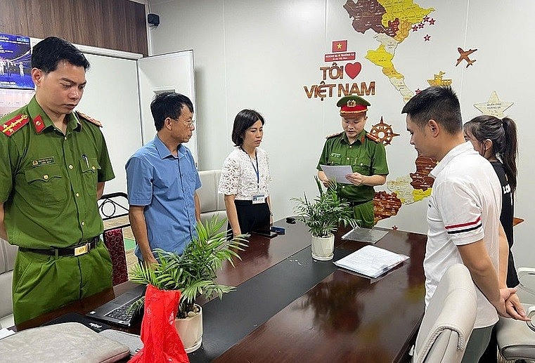 Cơ quan chức năng đọc Quyết định khởi tố bị can đối với Vũ Quang Thuận về tội "Sản xuất hàng cấm". (Ảnh: Thanh Sơn).