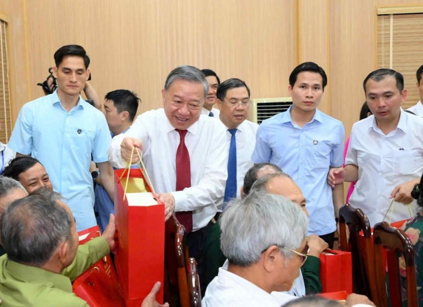 Tổng Bí thư Tô Lâm tặng quà cho người có công, gia đình chính sách. (Ảnh: Thành Cường)