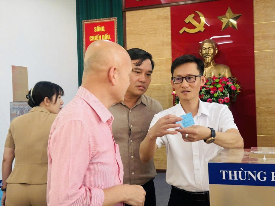 Người dân vui mừng sau khi bốc thăm, lựa chọn được đất tái định cư.