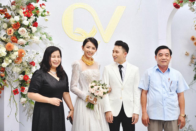 Hình ảnh bà xã Phan Mạnh Quỳnh đeo vòng vàng nặng trĩu cổ thu hút sự chú ý (Ảnh: Linh Nga Bridal).