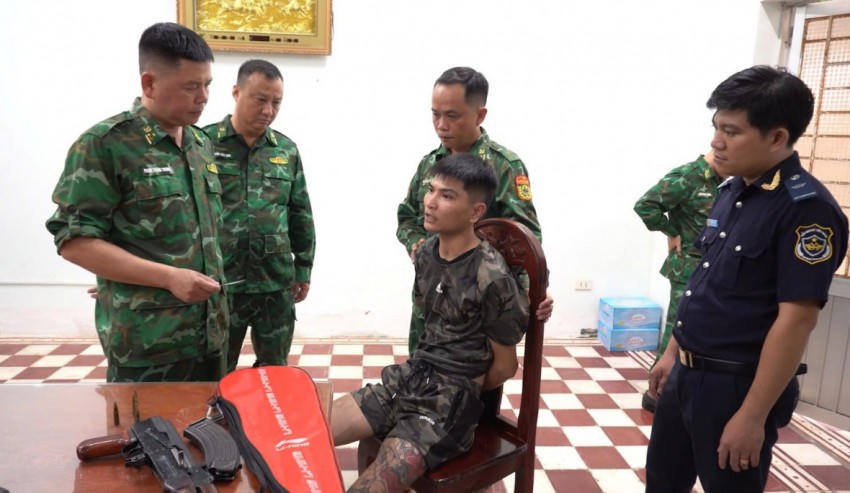 Đối tượng Nguyễn Hoàng Hưng cùng tang vật. Ảnh: Luận Quân