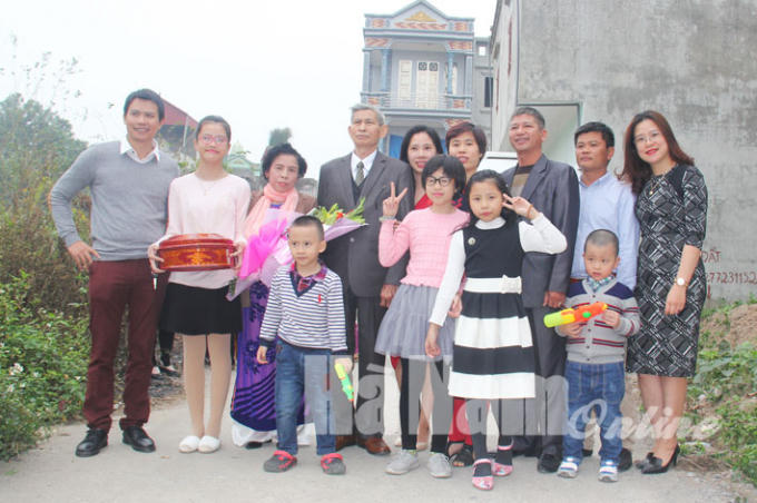 Con cháu 2 bên chụp ảnh cùng đôi uyên ương