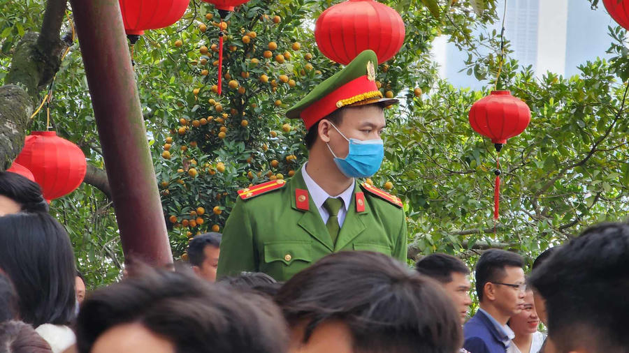 Vào phía bên trong khuôn viên của Phủ Tây Hồ hàng lực lượng công an cũng túc trực để đảm bảo an ninh trật tự cho người dân đến dâng lễ đầu năm.