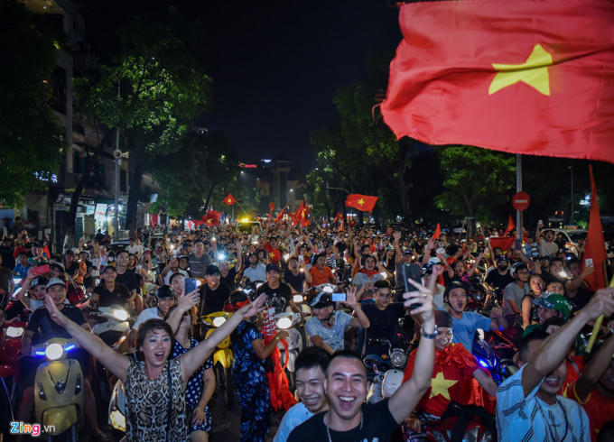 Càng về khuya lượng người tập trung về đây càng đông hơn mặc dù cờ không đỏ rợp như những lần trước.