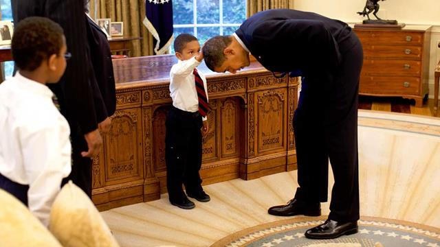 Khi cậu bé Jacob Philadelphia hỏi tóc của ông Obama có giống cậu không, vị "Tổng thống thân thiện" đã cúi đầu xuống để cậu chạm tay vào tóc.