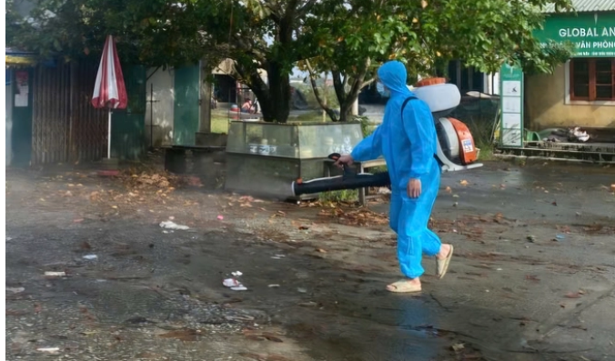 Ngành Y tế phun khử khuẩn sau bão, lũ. (Ảnh: Hoàng Dũng)
