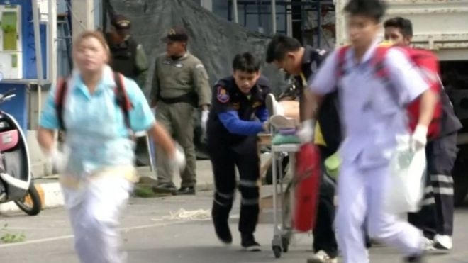 Các nạn nhân trong 2 vụ đánh bom kép ở Hua Hin được đưa đi cấp cứu. (Ảnh: Reuters)