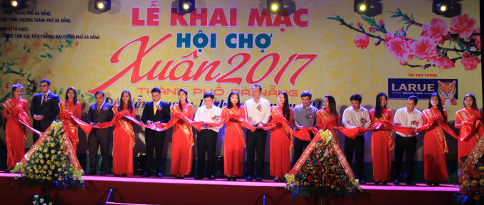 Lễ cắt băng khai mạc. (Ảnh: Vân Trương)