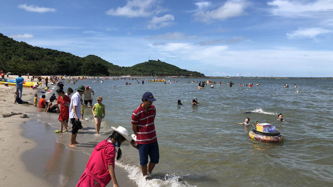 Du khách tại biển Hà Tiên