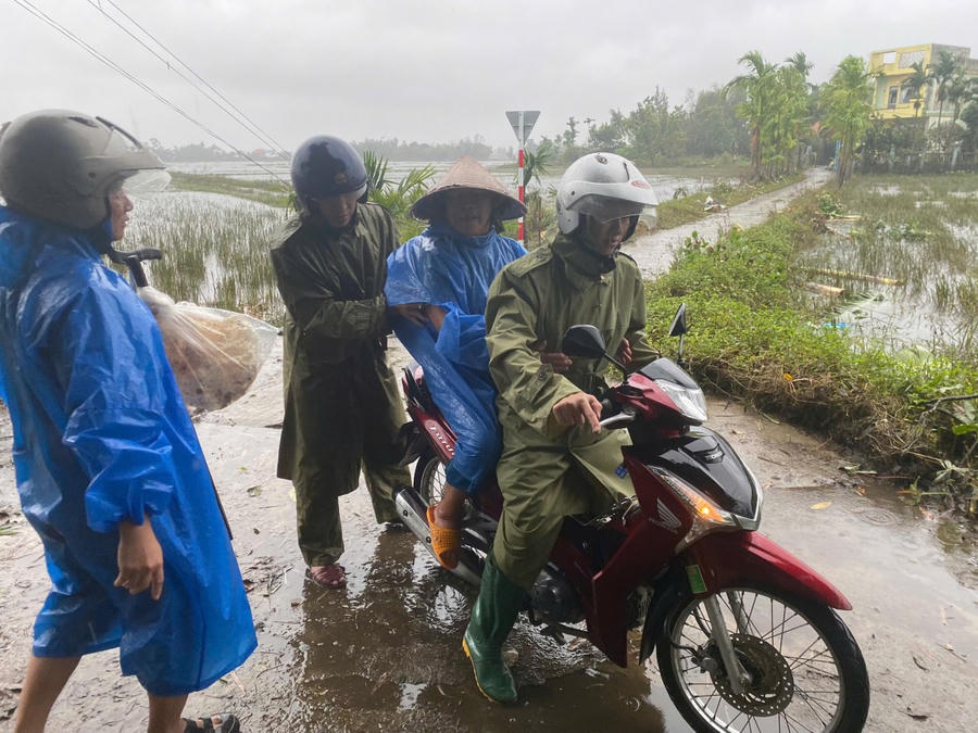 Lực lượng chức năng xã Tam Xuân, TP Đà Nẵng hỗ trợ sơ tán người già đi tránh bão số 13. (Ảnh: Cổng TTĐT TP Đà Nẵng)