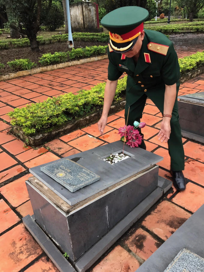 Cựu chiến binh sắp xếp lại những tấm đá trên mộ phần bị vỡ, bị xê dịch.