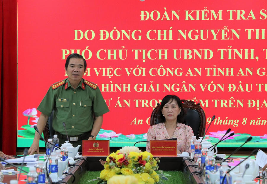 Đồng chí Đại tá Lê Văn Quý, Phó Giám đốc Công an tỉnh phát biểu tại buổi làm việc