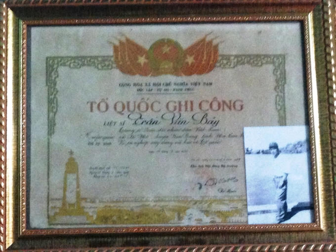 Bằng Tổ quốc ghi công Liệt sĩ Trần Văn Bảy.