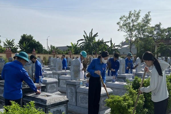 Đoàn viên tỉnh Hưng Yên tham gia chỉnh trang nghĩa trang liệt sĩ .