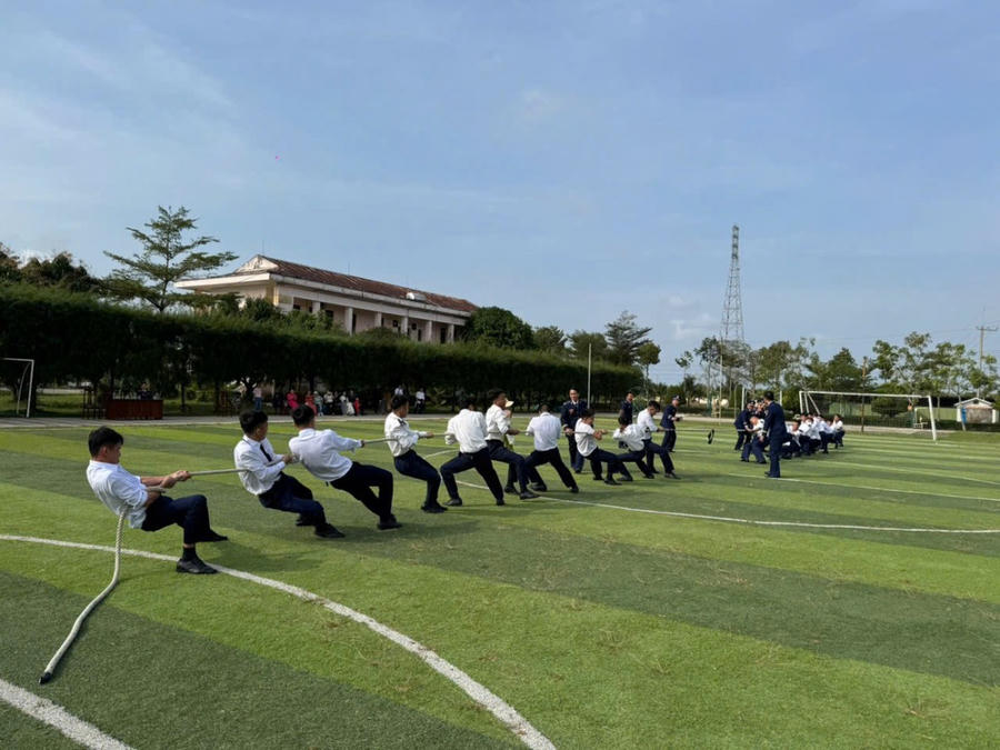 Cán bộ, chiến sĩ tham gia trò chơi kéo co