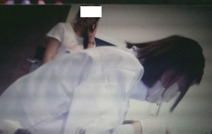 Cô gái tên Thư tiêm chất làm đầy vào người cô gái dưới sự chứng kiến của phóng viên.