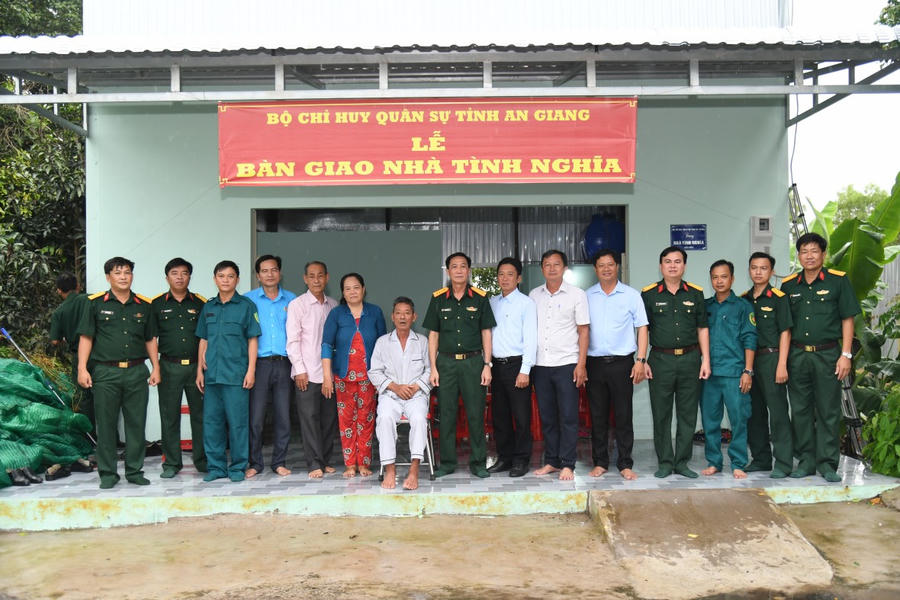 Đại tá Cao Minh Tâm, Phó Chính ủy Bộ CHQS tỉnh bàn giao nhà tình nghĩa cho gia đìnhông Lê Văn Mến trên địa bàn ấp Thuận Tiến, xã Bình Sơn.