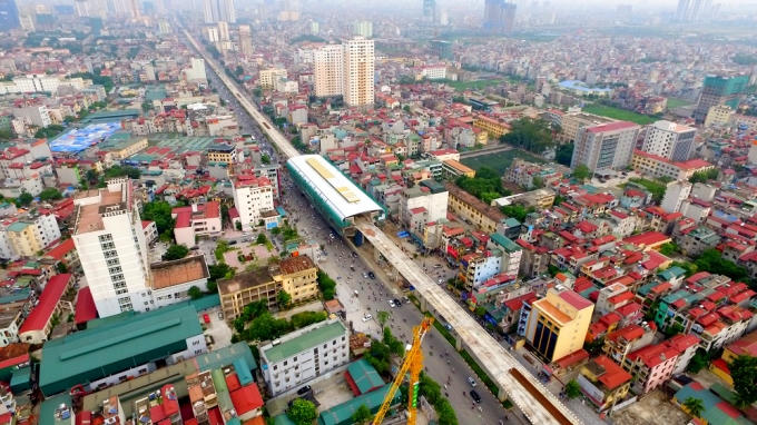 Dự án đường sắt trên cao Cát Linh – Hà Đông (Hà Nội) có tổng mức đầu tư là 891 triệu USD, tương đương 18.000 tỷ đồng, đi qua các quận Đống Đa, Thanh Xuân, Từ Liêm. Dự án gồm 13 km đường sắt đi trên cao, 1,7 km ra vào khu nhà ga với 12 ga trên cao, nhà điều hành 9 tầng.