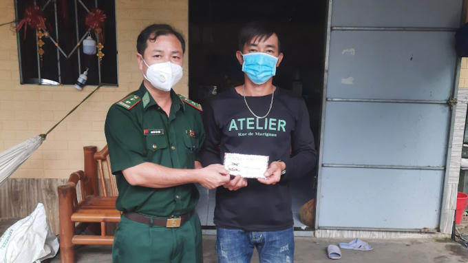 Đại diện lãnh đạo Bộ Chỉ huy BĐBP tỉnh Bà Rịa – Vũng Tàu trao thưởng cho ông Nguyễn Văn Đảnh