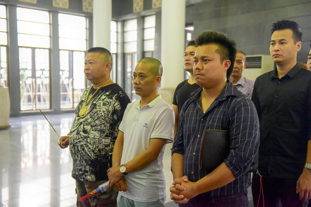 Nhiều nghệ sĩ thẫn thờ khi nh&igrave;n di ảnh người qu&aacute; cố.