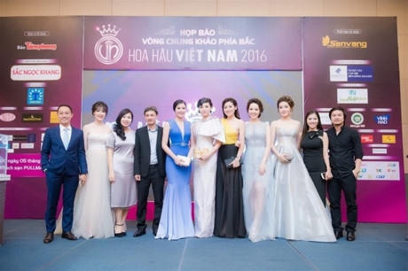 Dàn người đẹp trong buổi họp báo Hoa hậu VN. (Ảnh: FB HHVN)