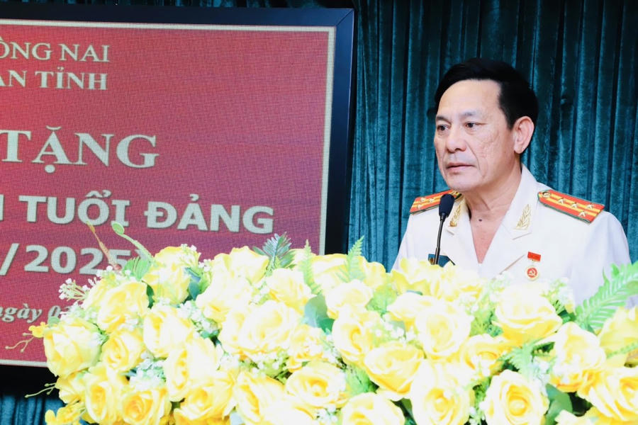 Đại tá Nguyễn Tế Nhị, thuộc Đảng bộ cơ sở Phòng nghiệp vụ đại diện phát biểu cảm nghĩ tại buổi lễ.