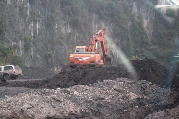 Máy xúc bốc than sau khi tuyển xít. (Ảnh: P.V/Vietnam+)