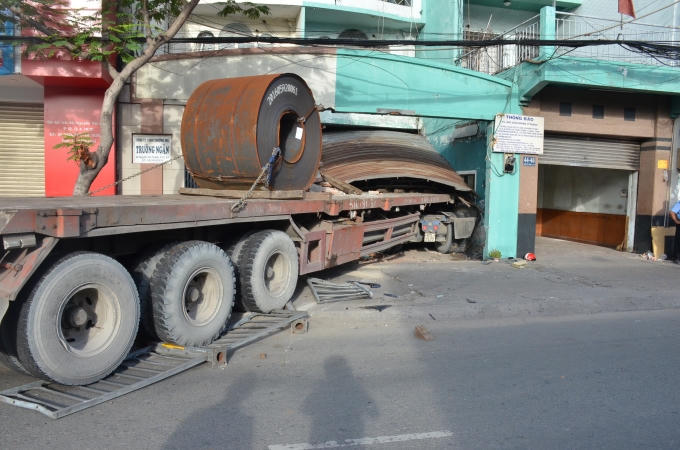 Chiếc container lao thằng vào công ty bên đường