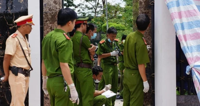 Cơ quan chức năng tiến hành khám nghiệm hiện trường và điều tra nguyên nhân vụ án mạng.