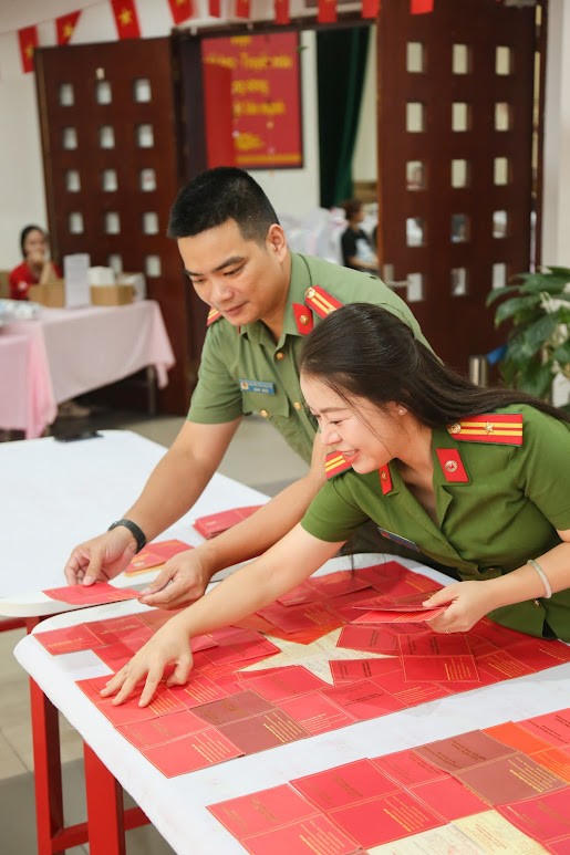 Được biết, Thiếu tá Bùi Hoàng Ly Ly và Thiếu tá Nguyễn Văn Nguyên đã nên duyên từ hiến máu.