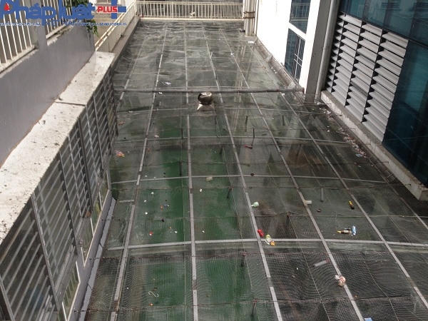 Khu bể bơi, bất cập, nhếch nhác là điều dễ nhìn thấy.