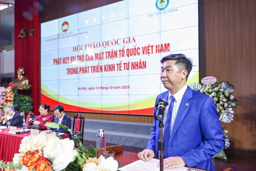 PGS.TS Nguyễn Đào Tùng và TS. Nguyễn Minh Phong với chủ đề “Phát huy vai trò hiệp hội doanh nghiệp trong phát triển bền vững ở Việt Nam”.