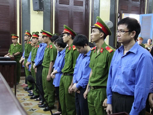 Huỳnh Thị Huyền Như cùng đồng phạm tại phiên tòa.