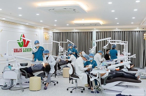 Đội ngũ bác sĩ, kỹ thuật viên làm việc tại nha khoa có nhiều năm kinh nghiệm, luôn nhiệt tình và chu đáo.