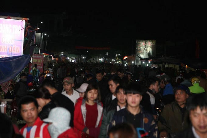 Dòng người nô nức đổ về chợ Viềng ngày một động.