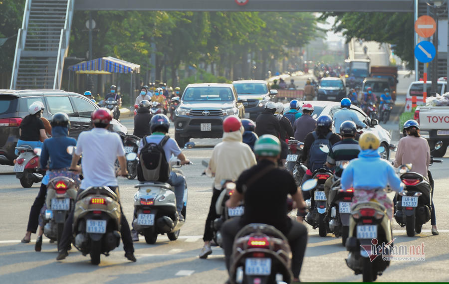 Giao thông đông đúc ở ngã tư Hoàng Văn Thụ - Nguyễn Văn Trỗi quận Tân Bình chiều 7/8