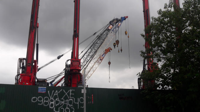 Rất nhiều xe cẩu tập kết tại đây.