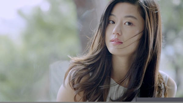 my nhan dong quang cao giua duong gay bao mang xa hoi la ai? hinh anh 12