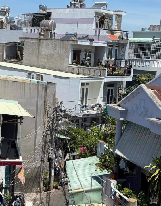Lực lượng chức năng vây bắt đối tượng