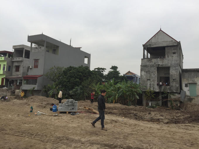 Mảnh đất của gia đình ông Thảo nằm giữa khu dân cư bị dự án lấy vào.