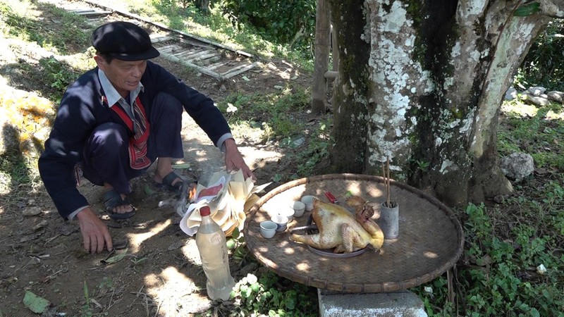 Giấy bản là vật phẩm không thể thiếu trong mâm cúng của người Dao (Ảnh: Thanh niên)