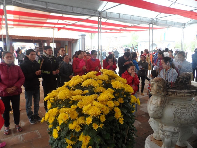 Hàng ngàn người đến tham dự lễ hội và dâng hương cầu an đầu năm.