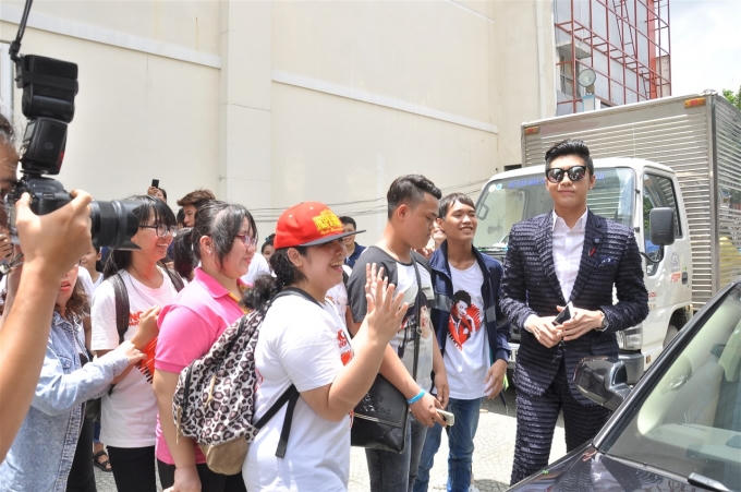 Noo Phước Thịnh là một trong số 6 HLV của Tuyệt Đỉnh Song Ca. Vừa xuất hiện, anh chàng đã nhanh chóng bị fan vây kín.