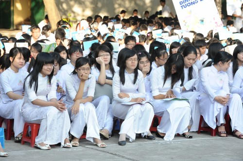 Học sinh trường THPT Hùng Vương tham gia chương trình tư vấn mùa thi. (Ảnh: Kênh 14)
