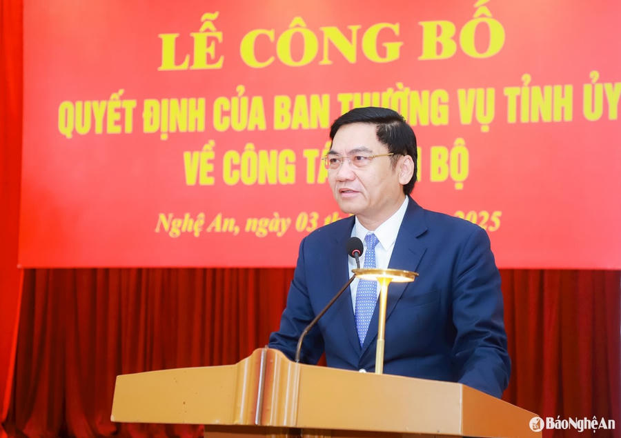 Ông Hoàng Nghĩa Hiếu - Phó Bí thư Thường trực Tỉnh ủy, Chủ tịch HĐND tỉnh Nghệ An phát biểu tại buổi lễ. (Ảnh: Báo Nghệ An).