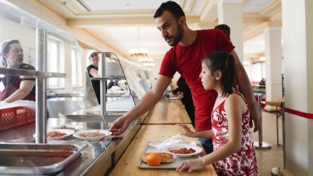 Hai cha con người tị nạn kỉ niệm lễ Eid al-Fitr lần đầu tiên từ khi rời Syria. (Ảnh: AP)